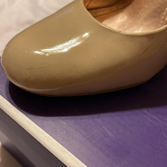 Tan Pumps - Picture 4 of 10